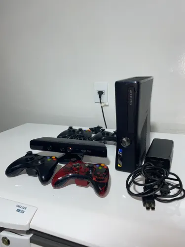 Xbox 360 Desbloqueado Completo + Kinect + 4 Controles sendo 2 originais e 2 paralelo
