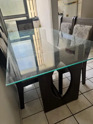 Mesa com tampo de vidro temperado, com 6 cadeiras