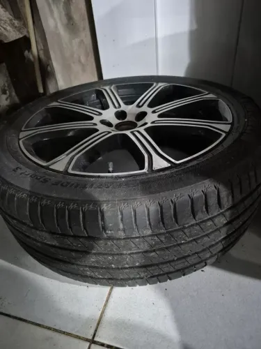 Pneus aro 22 seminovos em excelente estado e 1 aro 20.