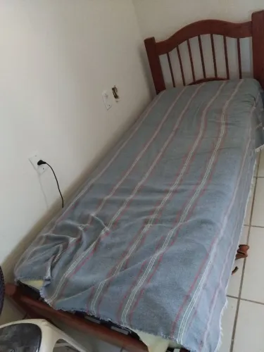 Cama madeira (sem o colchão).