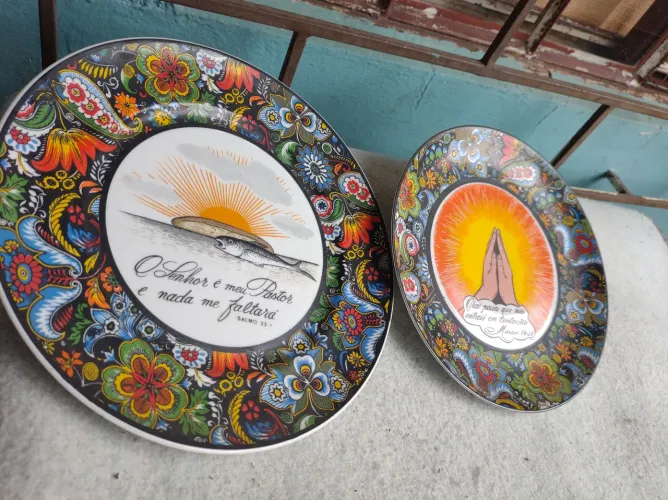 Pratos decorativos antigos. 70 reais.