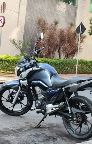 Vendo CG Titan 160 único dono, já com peso no guidom e protetor de carenagem.