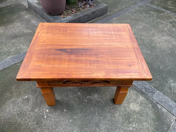 Mesa de centro em madeira maciça 