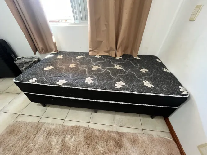 Vendo Cama + guarda roupa por 800 reais