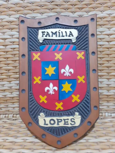 Brasão Família Lopes - Entalhado em Madeira e Pintado à Mão (40x23cm)<br>