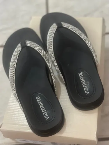 Vendo sandália com strass