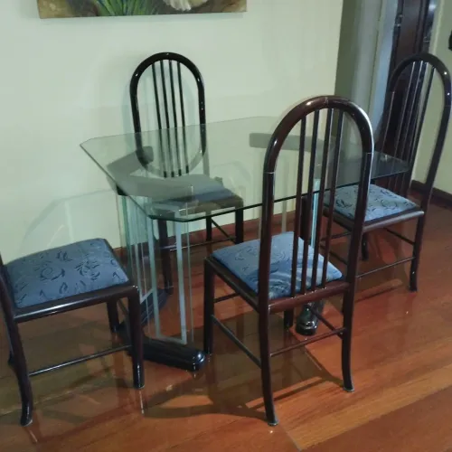 *MESA COM 04 CADEIRAS*
