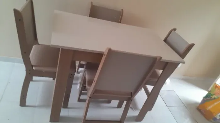 Mesa de jantar com 4 cadeiras disponivel