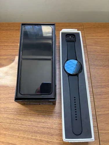 Samsung Galáxia Flip 5 com Relógio