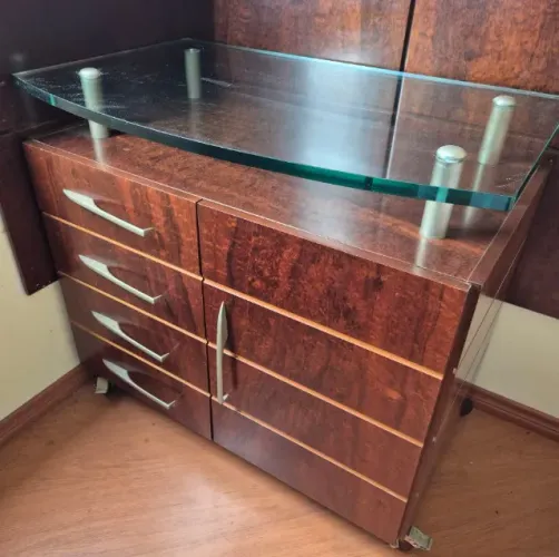 Comoda vintage sobre rodas com mesa de vidro