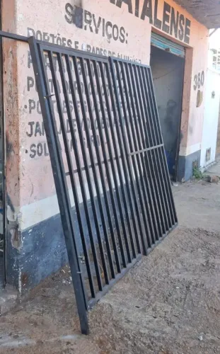 Vendo portão corrediço ferro galvanizado muito resistente.