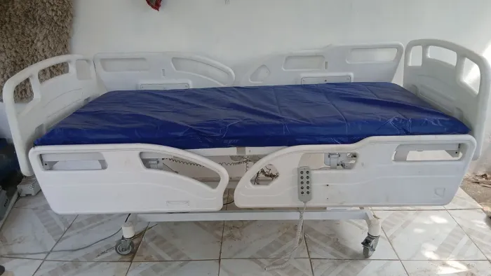 Cama hospitalar elétrica com controle 
