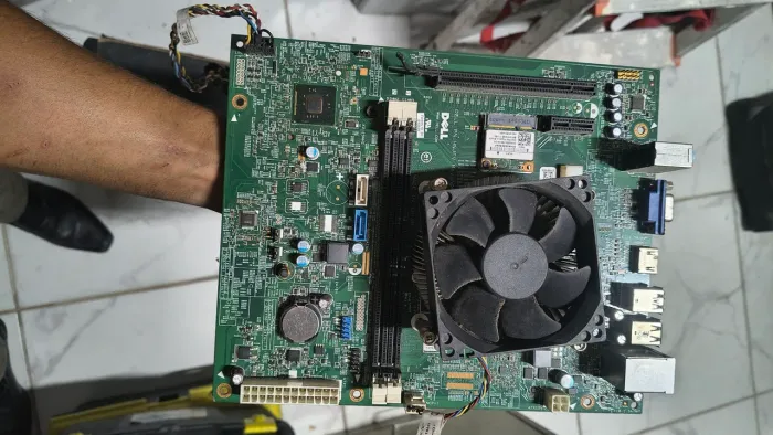 Lote de eletrônicos placa mãe, placa de vídeo e memória.
