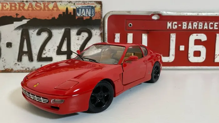 Miniatira Ferrari 456 1/18