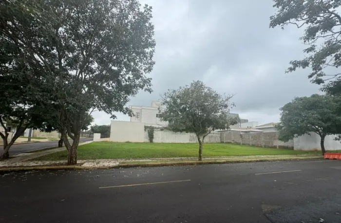 Terreno amplo de esquina à venda no Condomínio Rose Garden - Foz do Iguaçu/PR