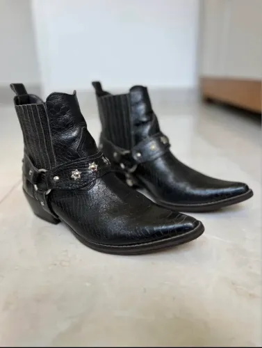 Botina masculina country em couro legítimo, com bico fino.