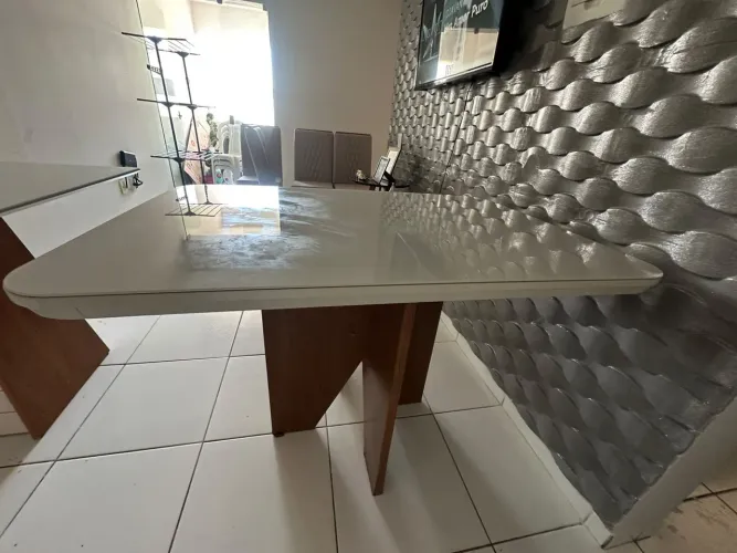 MESA DE JANTAR SÓ A MESA ESTA A VENDA.
