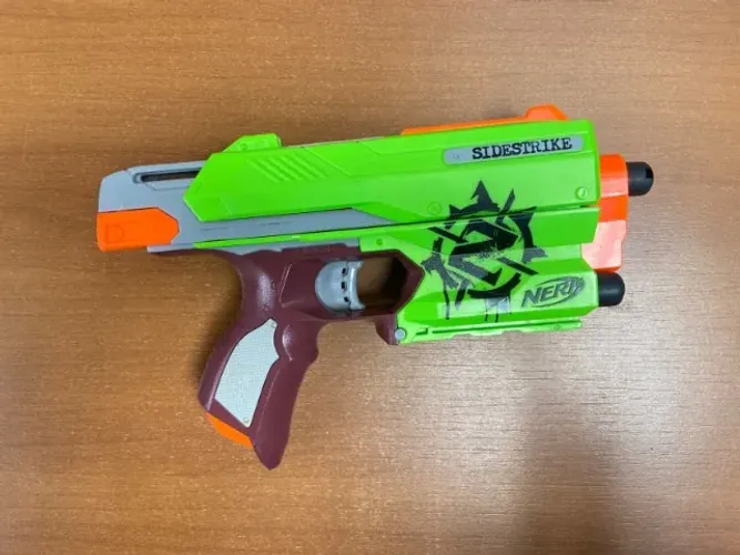 Lançador Nerf Zombie Strike Sidestrike DV00112*