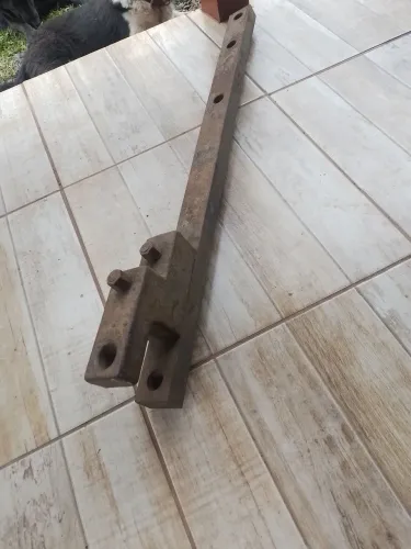 Barra de tração. Bem reforsada. Pesa 25 kg valor 800 reais