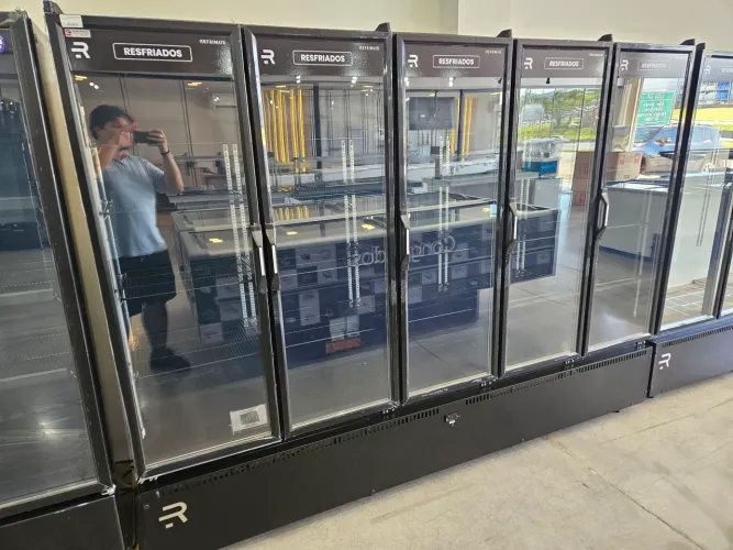 refrigerador expositor 5 portas de bebidas e frios cor preta - novo