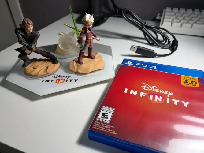 Jogo Disney Infinity ps4 + Base + Bonecos do Stars Wars