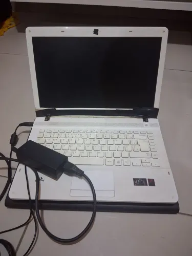 Notebook antigo Samsung liga as suspeita fonte fraca dobradiça zoada hd500 2 pent d 4gb