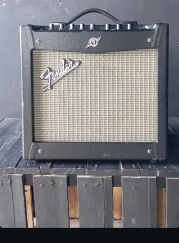 CUBO FENDER MUSTANG 1  apenas 800 R$ em otimo estado  funcional.. pequeno e potente ..