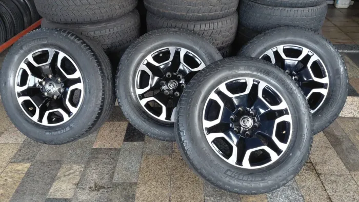  Aro 18 Hilux com pneus