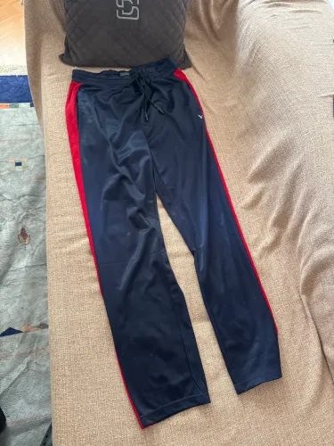 Calça esportiva com bolso
