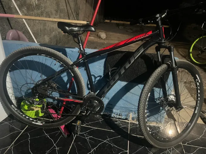 Vendo bicicleta de macha Aro 29 semi nova