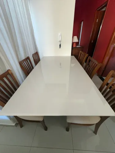 Mesa de Madeira Maciça com Tampo Branco de Vidro