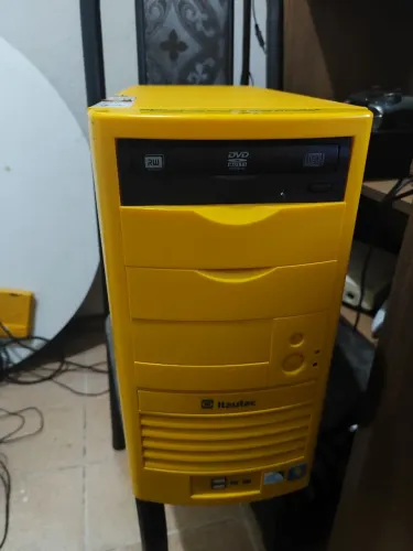 Computador amarelo, monitor teclado gabinete e mouse