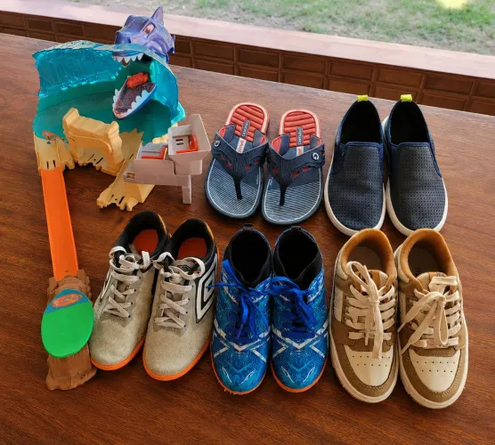 Sapato infantil e brinquedo