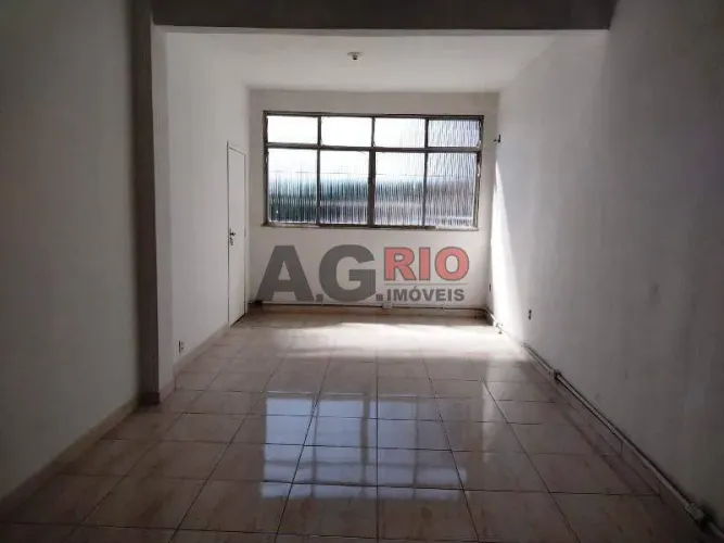 TRÊS SALAS COMERCIAIS À VENDA COM TOTAL DE 1.100 M² NO CAMPINHO