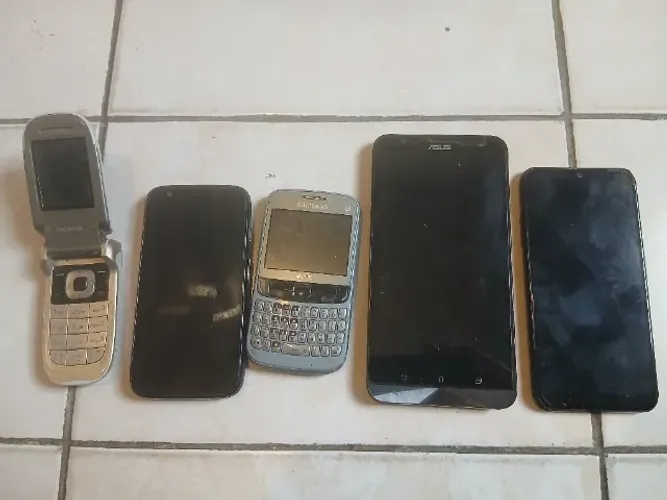 5 Celulares antigos - Para repor peças