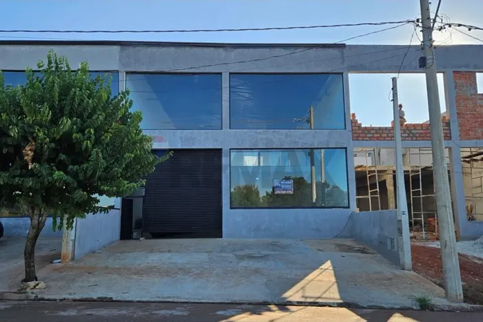 Aluga-se Galpão comercial com 285m², com mezanino, em Boituva, à 1,5 Km da Castelo Branco
