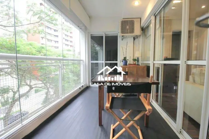 Vende apartamento com 70m², 2 suítes, varanda gourmet, 2 vagas e lazer, na Vila Andrade.