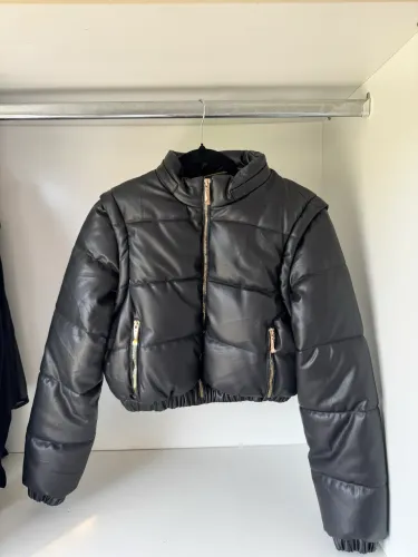 jaqueta puffer couro cropped feminina