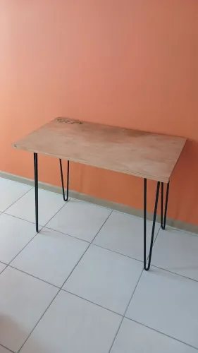 Mesa de madeira com pés de metal