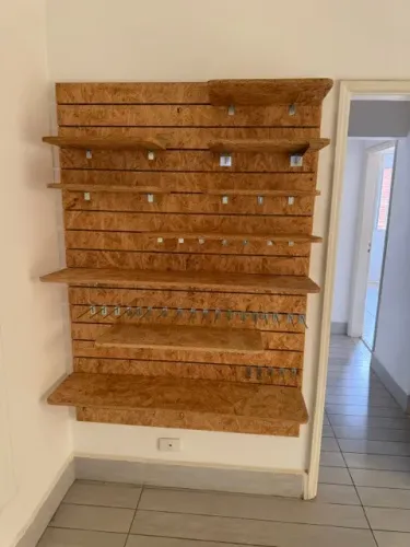 Expositor vertical de parede com 9 prateleiras e suportes cromados_1,22x0,03x1,75m