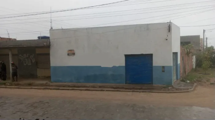 Prédio com terreno anexo. Bairro Caseb