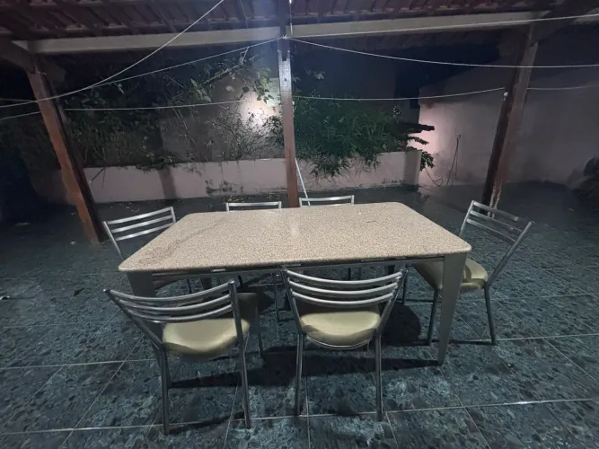 Mesa com tampo de granito com 6 cadeiras