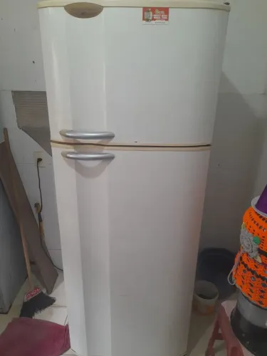 GELADEIRA $900, ABERTO A NEGOCIAÇÃO.