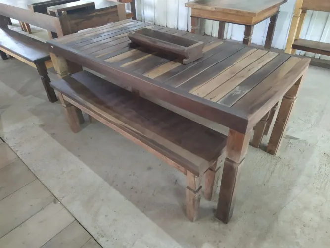 Mesa e bancos