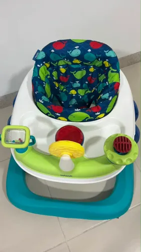 Andador infantil semi novo 