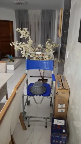 Vendo cadeira de banho Dellamed D45, nova, sem uso. Cadeira de ótima qualidade ! 