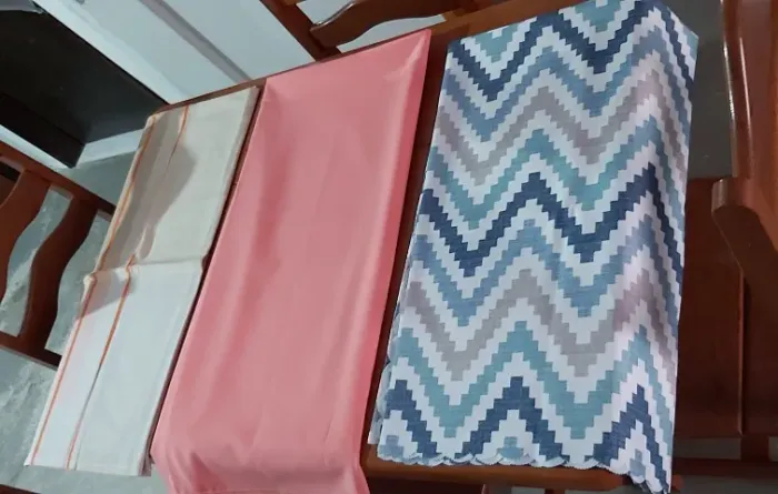 Toalhas de mesa semi novas. Mais três panos bordados decorativos, de brinde.