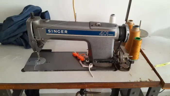 Maquina de Costura Reta Singer 49 Cabo Grosso