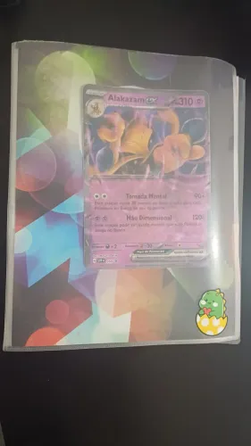Fichario com cartas pokemon