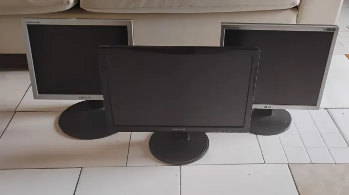 Lote com 3 monitores